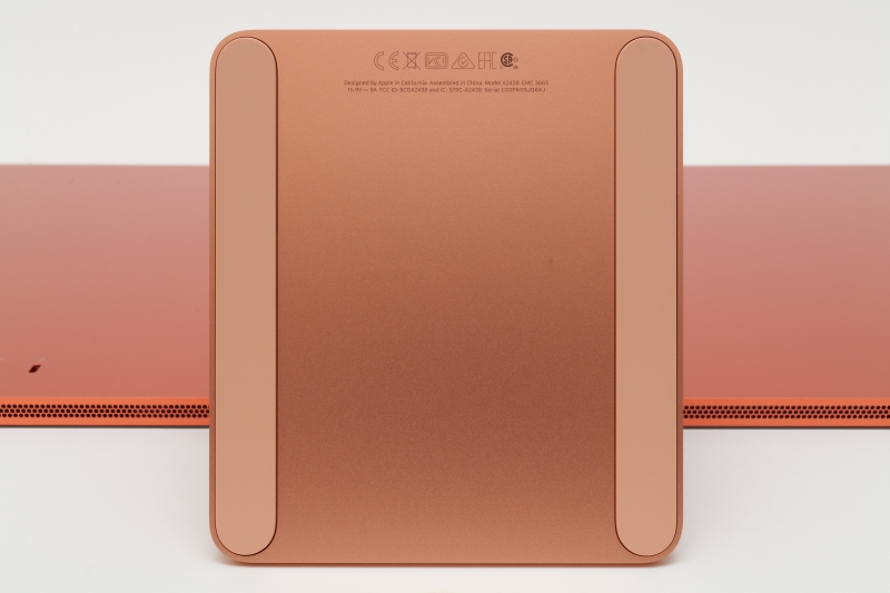 スタンド底面に、認証情報、型番、シリアルナンバーなどが記載