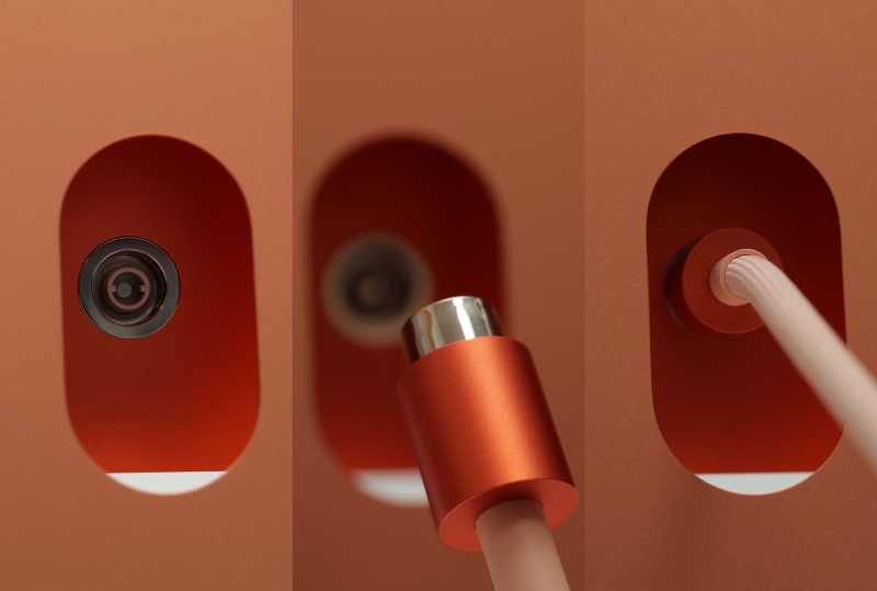 143W電源アダプタのケーブルは磁力でかなり強力に固定される