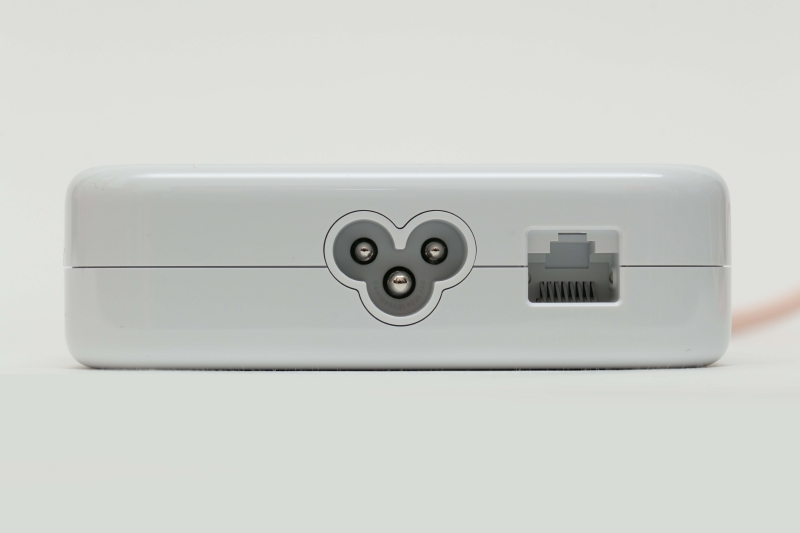 143W電源アダプタ本体にGigabit Ethernet対応有線LANの端子が搭載。ケーブル1本で給電、有線LAN接続できるわけだ