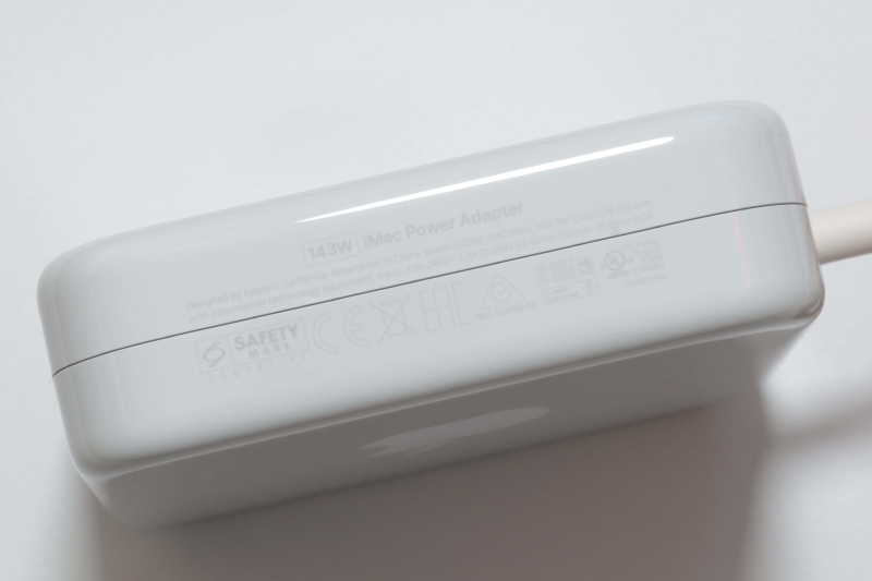 143W電源アダプタの仕様は入力100-240V～2.0A、出力15.9V 9.0A、容量143W