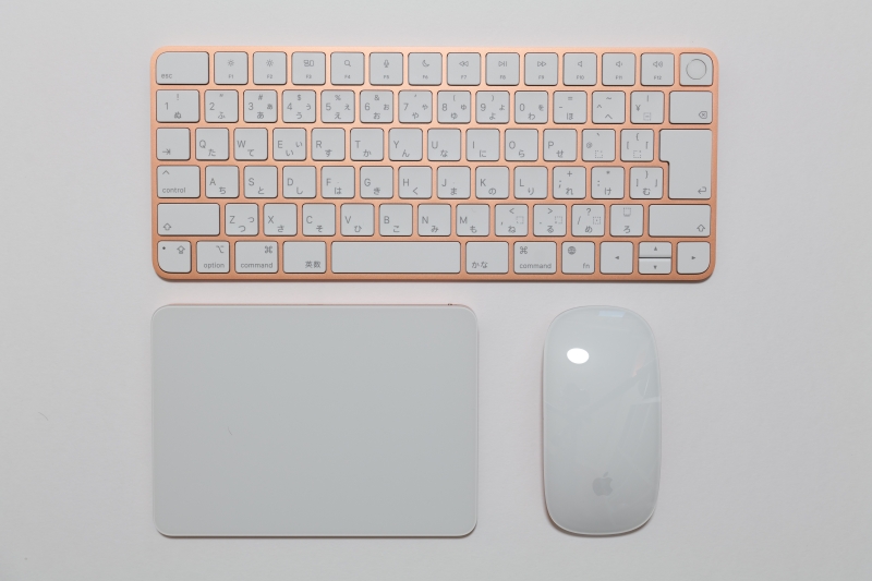 標準構成ではTouch ID搭載Magic Keyboard(テンキーなし)とMagic Mouseが付属。Magic Trackpadを追加するとプラス13,800円かかる