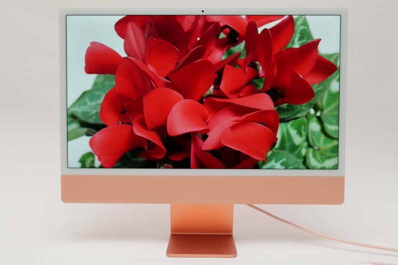 24インチiMacのディスプレイは前面を1枚のガラスで覆い、狭額縁化。全画面感が強調されたデザインだ