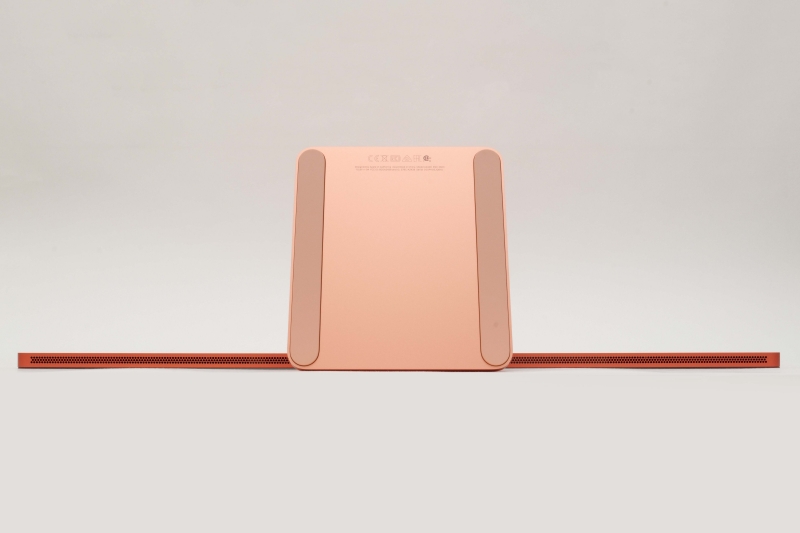 6スピーカーシステムは、底面左右に内蔵されている