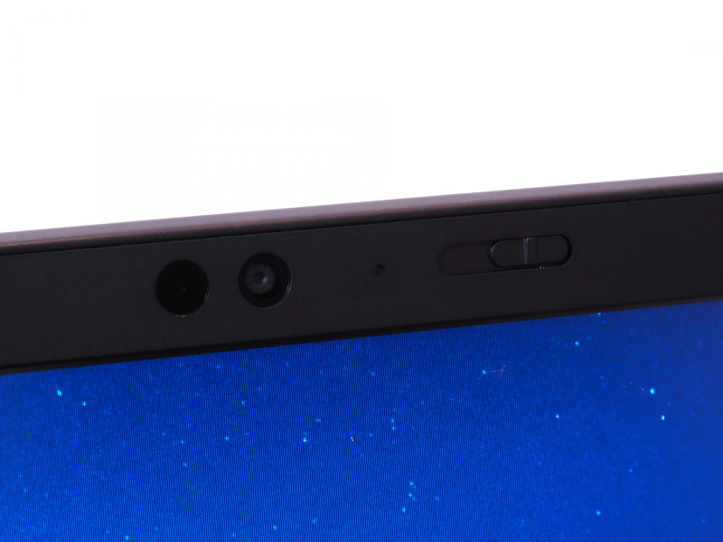 720p映像およびIRカメラと、その右にはプライバシーシャッター用のスライドスイッチがある