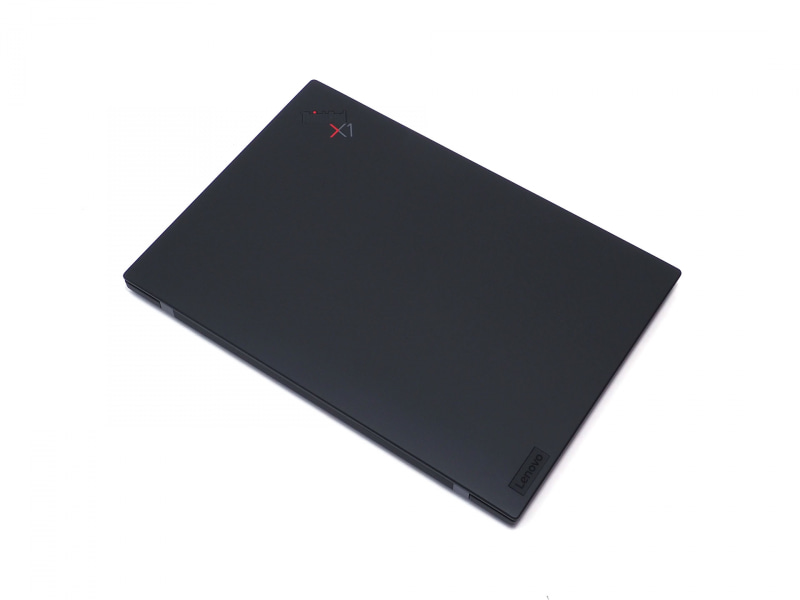 幅はより短く、奥行きはわずかに拡大したが14型(狭額縁)のサイズ感は変わらず、携帯性、生産性のバランスがよい