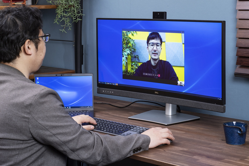 ノートPCと組み合わせてもC3422WEなら内蔵Webカメラがあるので顔を正面にできる