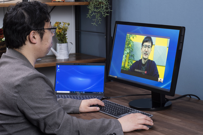 ディスプレイの脇に置いたノートPCのWebカメラでWeb会議に参加すると、どうしても顔は正面にならない