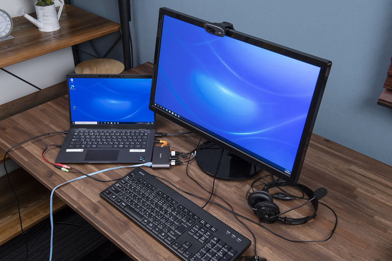 これがWebカメラもUSB Type-Cも備えていない一般的なディスプレイで同じ環境を作ろうと思ったらケーブルだらけになってしまう