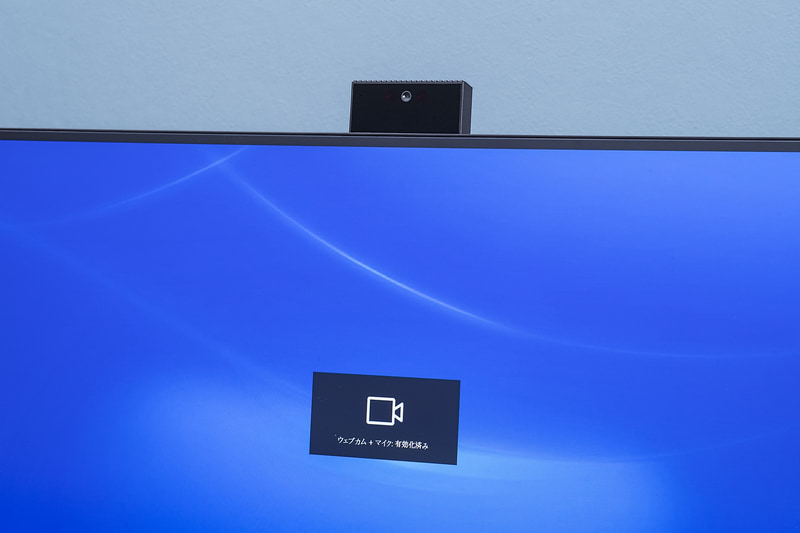 Webカメラとマイクはポップアップ式。出すと自動的にカメラとマイクが有効化される。なお、Windows Hello用の赤外線センサーも備わっており、顔認証によるWindowsログインも可能だ