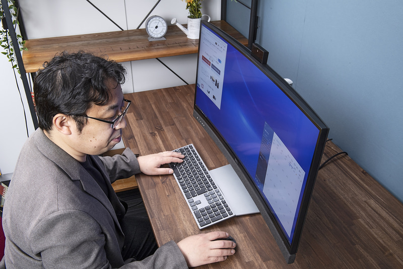 湾曲によって中央と両側面で目から液晶までの距離があまり変わらないのがメリット