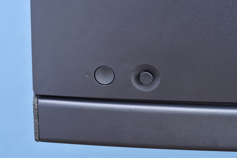 OSDメニューは背面のスティックで表示および操作が可能。左側は電源ボタン