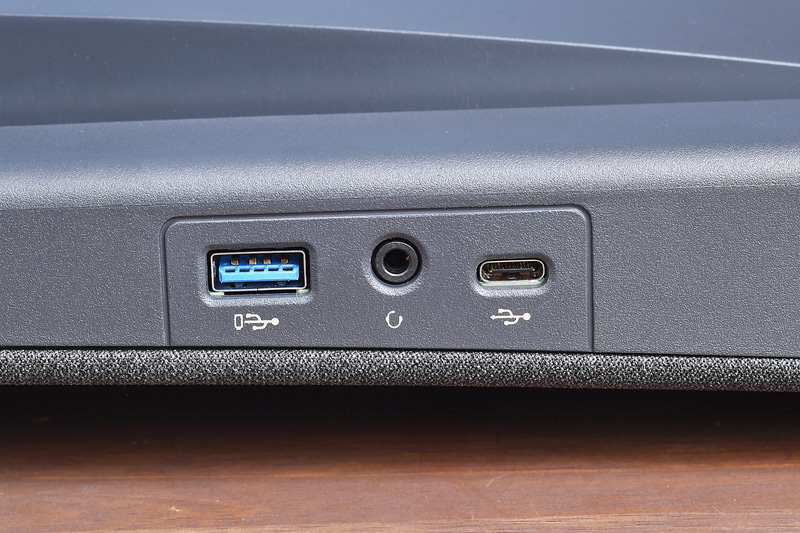 本体左下の底面にはUSB 3.2、ヘッドセット端子、15W出力対応のUSB Type-Cを備える