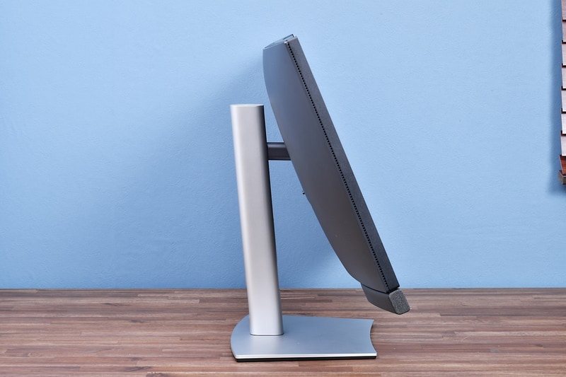 上方向に角度を最大限つけた状態(上)と下方向に動かした場合(下)