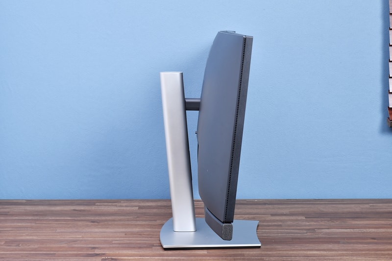 上方向に角度を最大限つけた状態(上)と下方向に動かした場合(下)