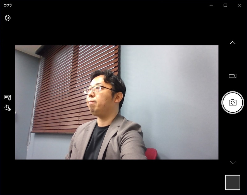 ディスプレイの脇に置いたノートPCのWebカメラでWeb会議に参加すると、どうしても顔は正面にならない