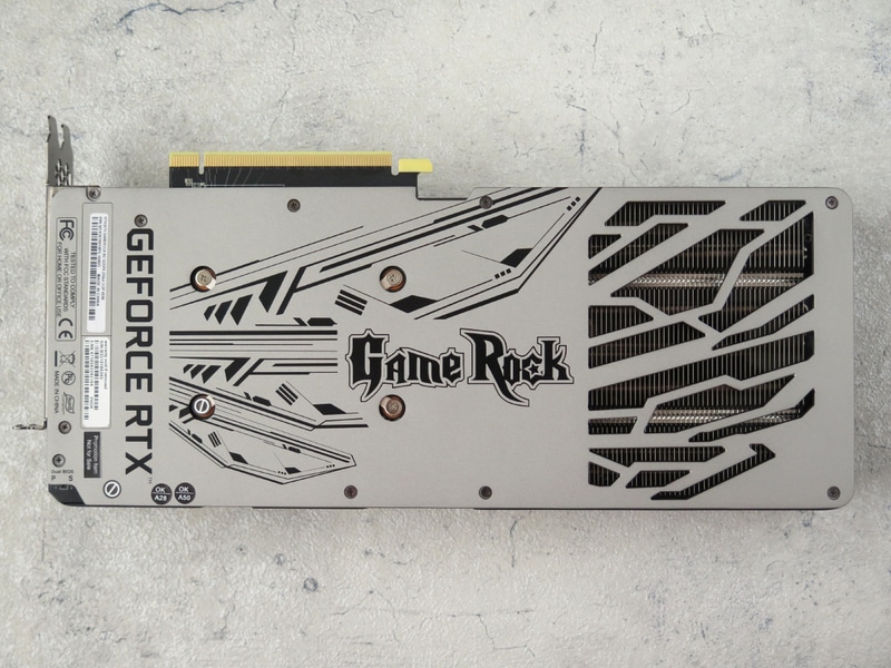 バックプレートは金属製で、補強と放熱を兼ねている。写真右下にDual BIOS切り替えスイッチも見えるだろう