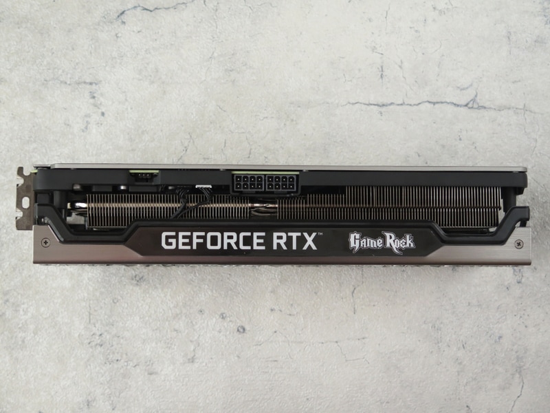 本体側面。2.7スロット占有のヒートシンクは圧巻だ