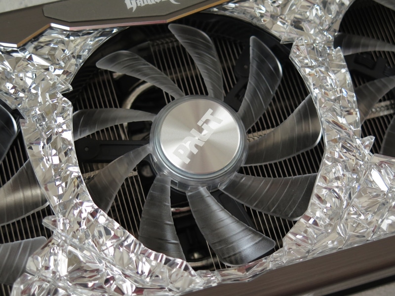 ファンは90mmでデュアルボールベアリングを採用