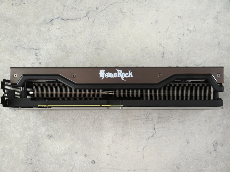 普段見えないスロット側にもGameRockのロゴがあしらわれている