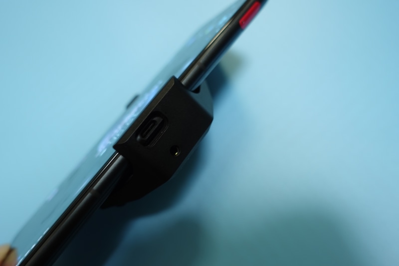 AeroActive Cooler 5装着時。USB Type-Cポートがそのまま利用できるよう穴が開いているほか、3.5mmオーディオジャックも利用できる