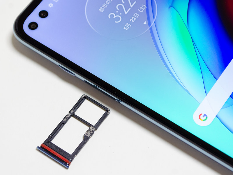 Nano SIMスロット付近。奥がSIM1、手前がSIM2/microSDカード