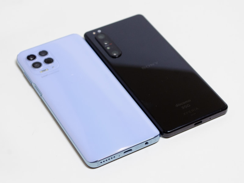 Xperia 1 IIとの比較。ほぼ同じだが、幅、高さ、厚みすべて一回り大きい