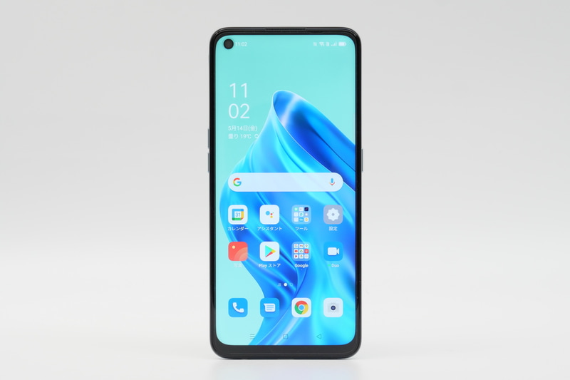 正面から見た様子。大部分をディスプレイ表示部が占める点は変わらないが、前面カメラの搭載がティアドロップ型の切り欠きから左上のパンチホールとなったことで、見た目の印象がやや変わっている