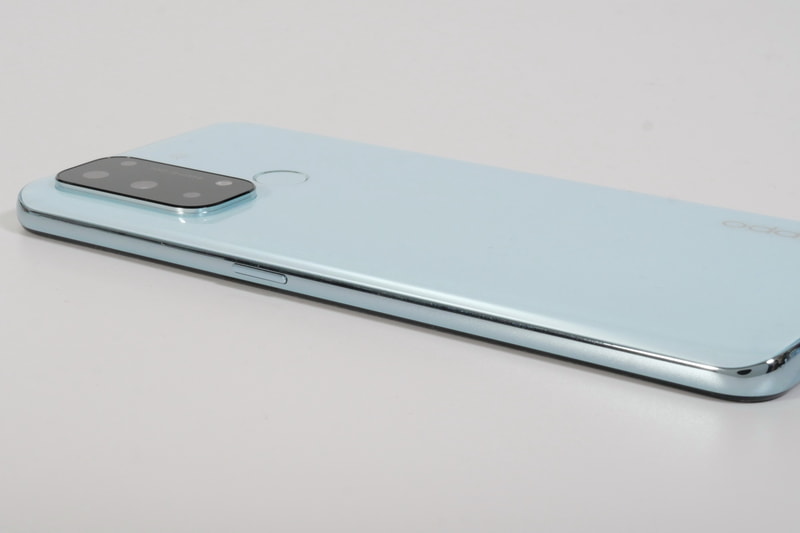 側面付近はなだらかなカーブとなり、側面のメタルフレームとの接続部分も段差は最小限で、手触りは滑らかだ