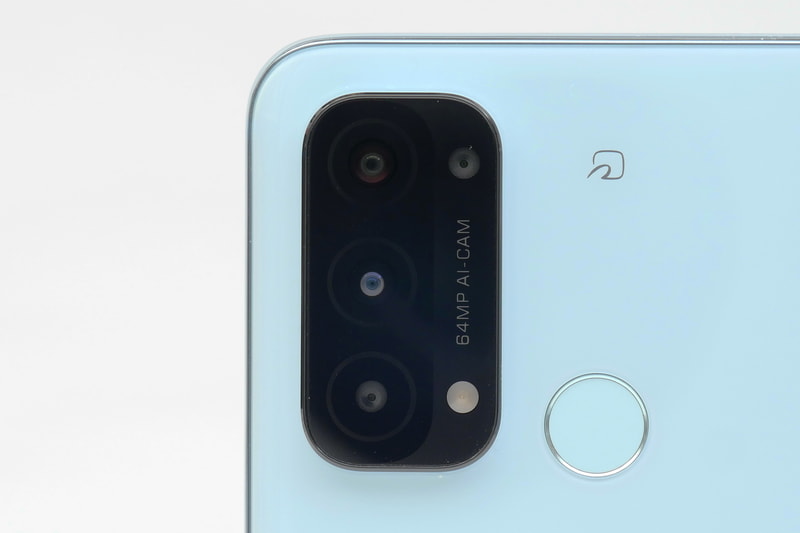 背面カメラは、広角、超広角、マクロ、モノクロという組み合わせの4眼仕様。搭載位置は、左上が広角、左中央が超広角、左下がマクロ、右上がモノクロとなる