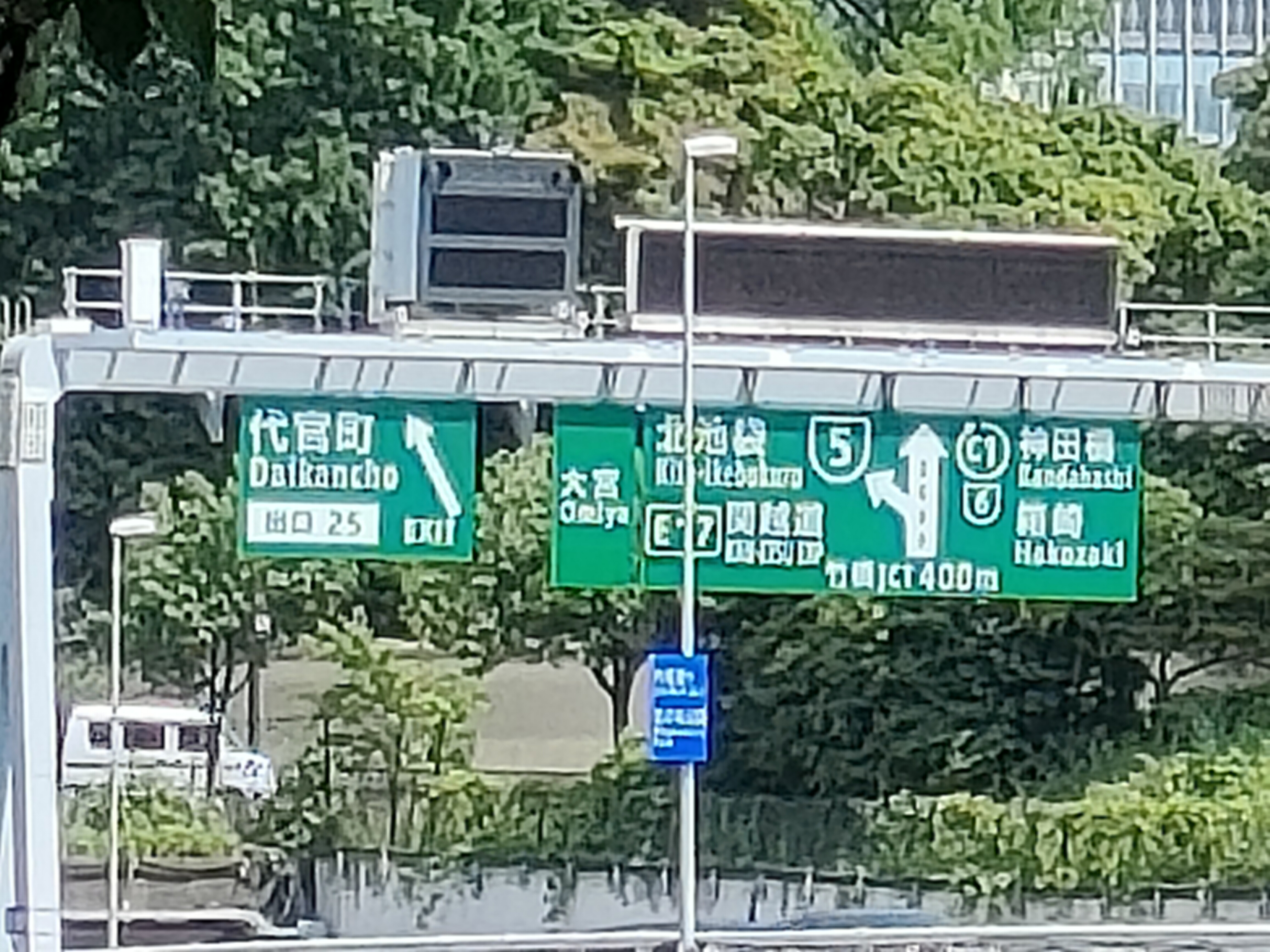 20倍デジタルズームで撮影。文字がやや潰れている