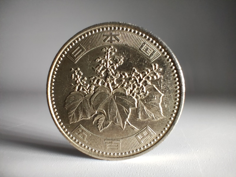 マクロレンズで撮影。4cmまで寄れるため、500円硬貨をほぼ画角いっぱいに撮影できる