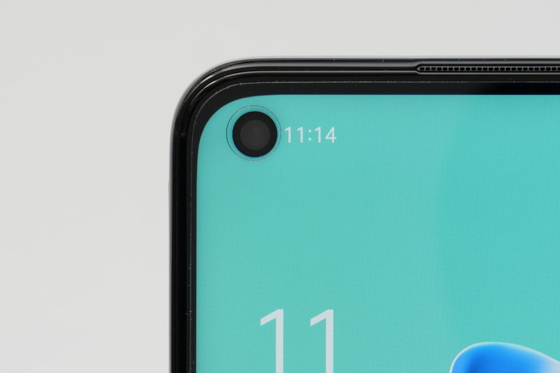 前面カメラはF値2.0の広角レンズに1,600万画素センサーの組み合わせとなっている