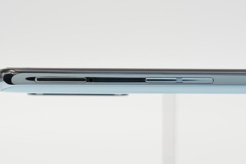 左側面にはSIMカードトレイとボリュームボタンを配置