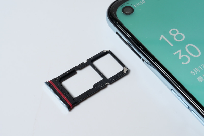 SIMカードトレイはnano SIM×2を装着でき、一方はeSIMおよびmicroSDカードとの排他となる。防水防塵対応のためSIMトレイにはパッキンが装着されている