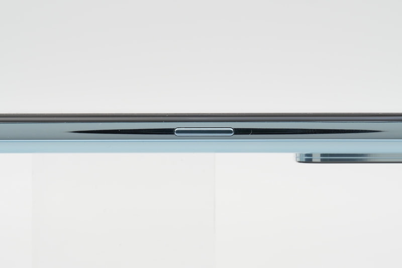 右側面には電源ボタンを配置