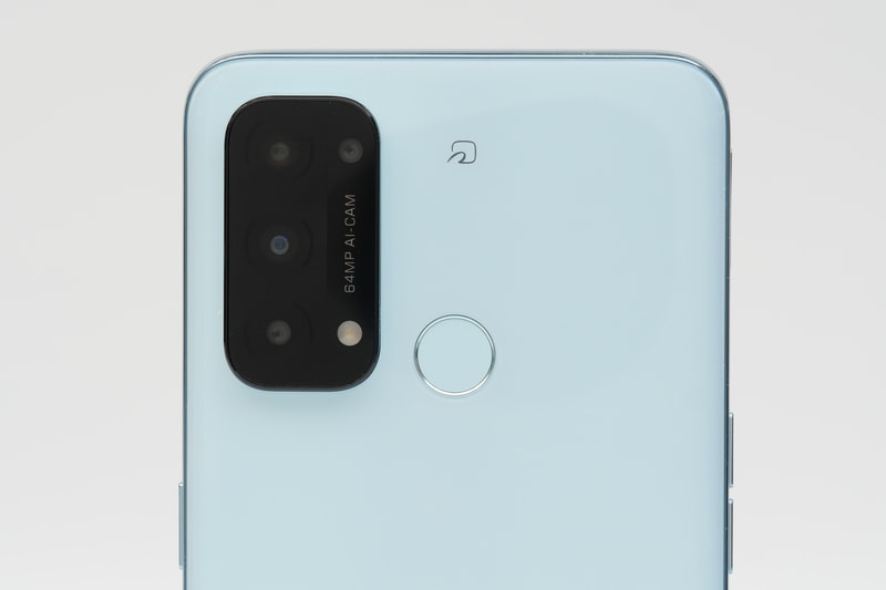 指紋認証センサーは裏面に搭載。NFC/FeliCaアンテナは指紋認証センサーの上部に搭載する