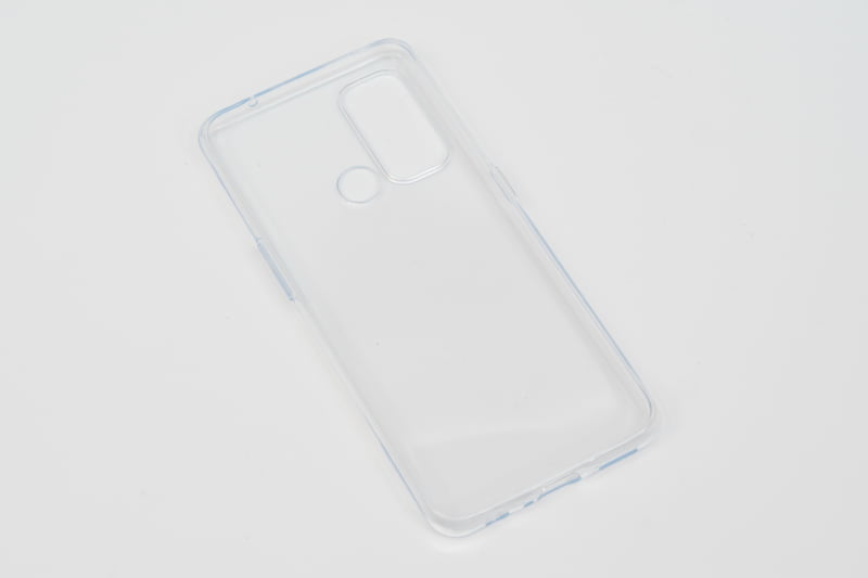 標準添付の専用ケース。柔らかいクリアケースで、本体および背面カメラをしっかり保護してくれる