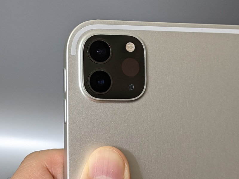 アウトカメラは従来モデルと同じ仕様で、背面から若干の突出がある。真上に電源ボタン、側面に音量ボタンがある