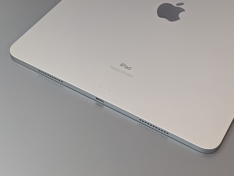 端子はUSB Type-C、Appleの表記で言うところの「USB-C」を搭載。新たにThunderbolt 3に対応している。上にはSmart Connectorがある