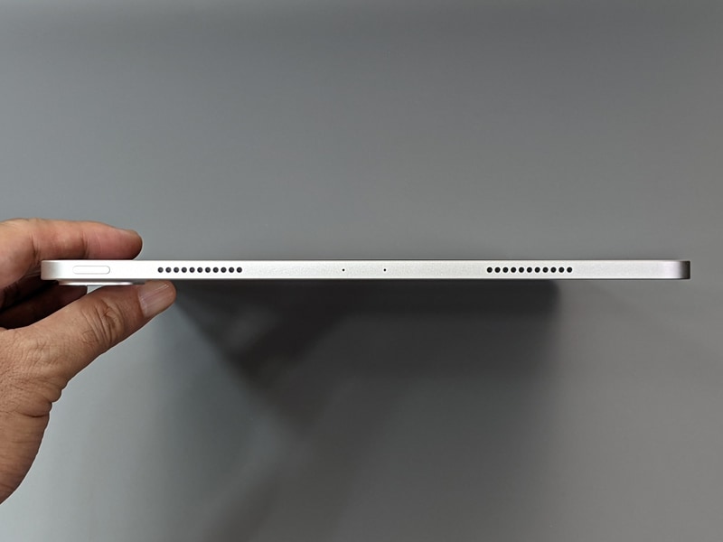 上面および底面。スピーカーを計4基搭載する。これらも従来モデルと同様だが、スピーカー穴の数が若干変更になっている