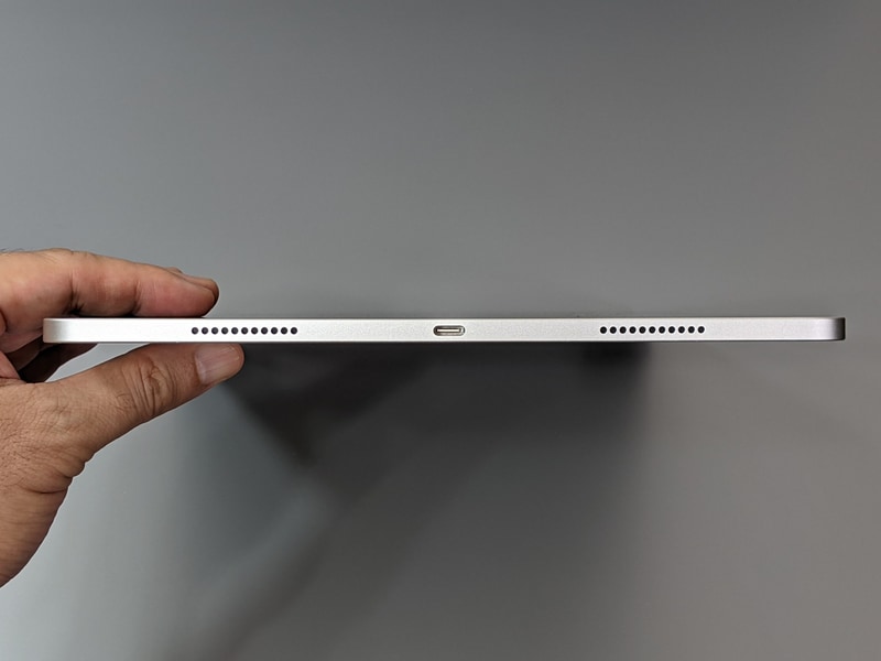 上面および底面。スピーカーを計4基搭載する。これらも従来モデルと同様だが、スピーカー穴の数が若干変更になっている