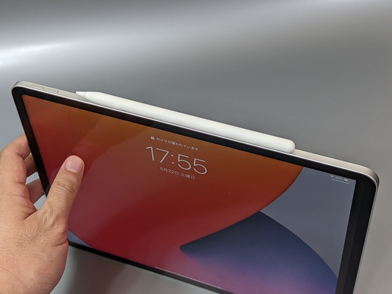 上面にApple Pencilを吸着させ、充電を行なうことが可能だ