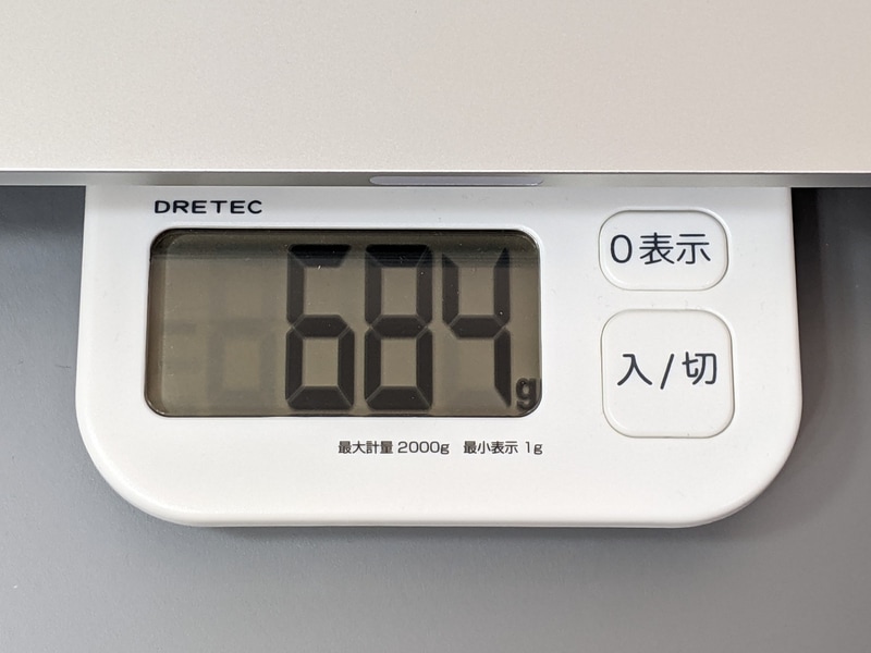 本製品は実測約684gとかなりの重量だ。ちなみにバッテリ容量は36.71Whから40.88Whへと増えており、こちらも要因かもしれない
