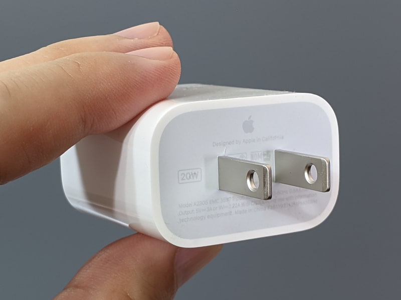 付属のUSB Type-C充電器。最大20WのUSB PDに対応する。モデルは「A2305」