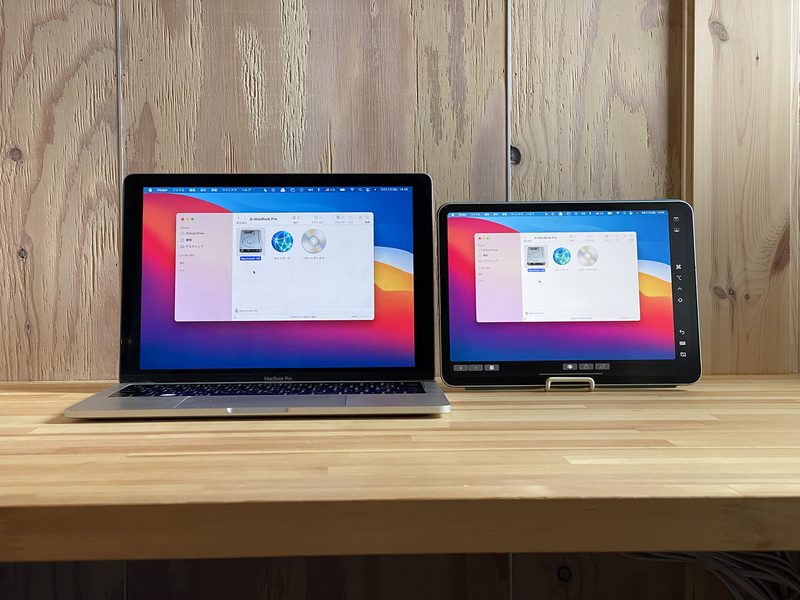 「システム環境設定」の「ディスプレイ」パネルで「ディスプレイをミラーリングする」にチェックを入れると、Macのデスクトップを拡張するのではなく、Macと同じ画面をiPadの画面に出力することが可能です