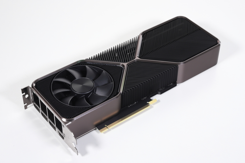 GeForce RTX 3080 Ti Founders Edition。表面側には、ブラケット側へ排気する冷却ファンを搭載