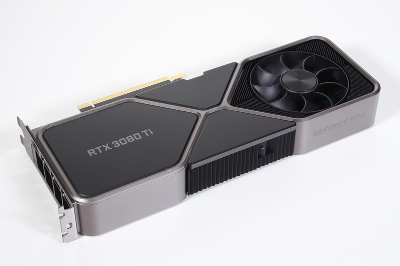 カード裏面。表面側から吸気して裏面側に排気する冷却ファンを搭載