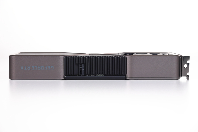 カードの占有スロット数は2スロットで、カード長は約285mm