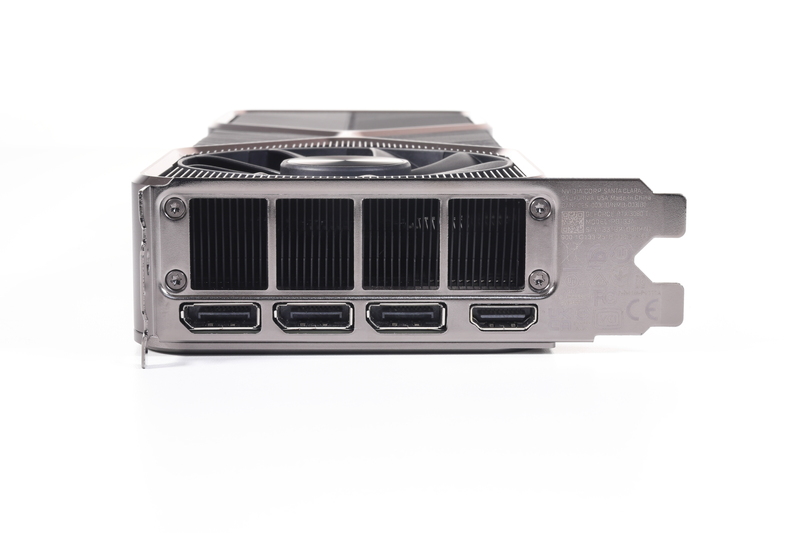 画面出力端子には、DisplayPort 1.4a(3基)と、HDMI 2.1を備える