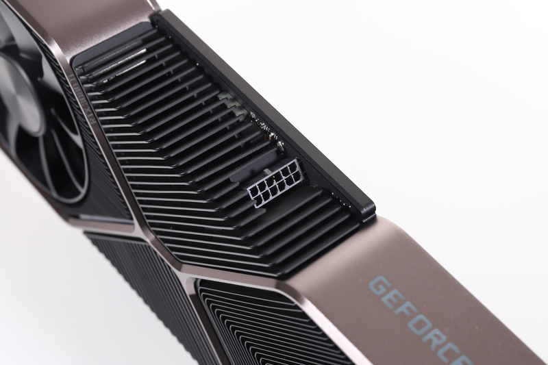 補助電源コネクタは独自の12ピン